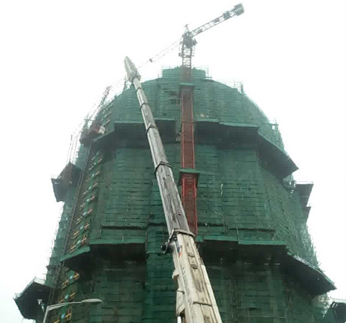 黎平吊车在工地上作业